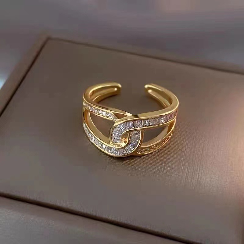Tindra - Knotted Elegant Ring