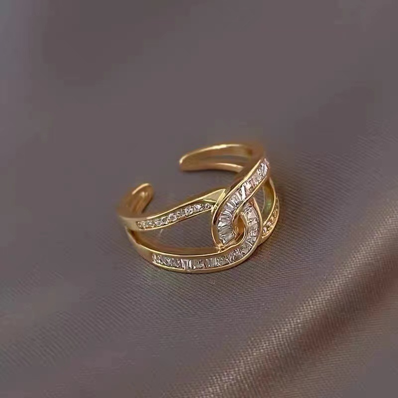 Tindra - Knotted Elegant Ring