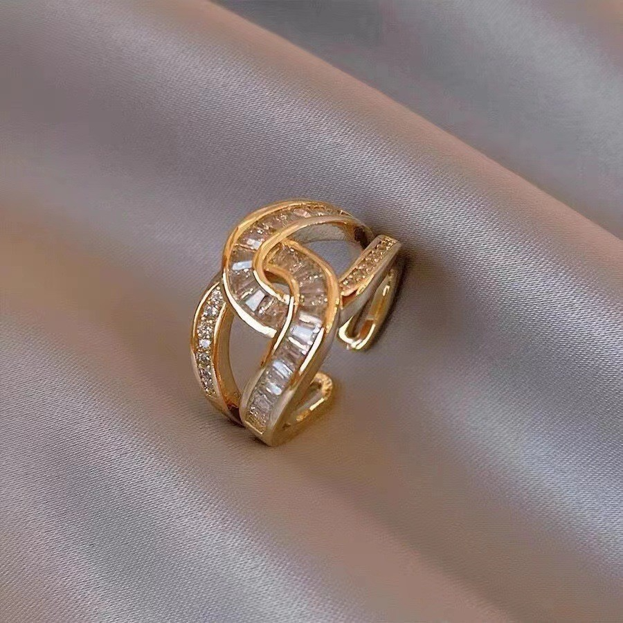 Tindra - Knotted Elegant Ring