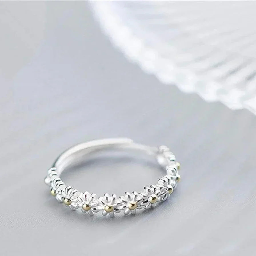 Magdalena – Hand-Painted Enamel Daisy Ring