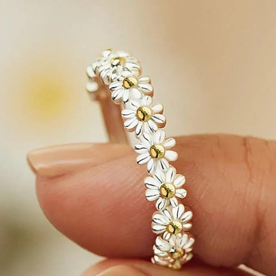 Magdalena – Hand-Painted Enamel Daisy Ring