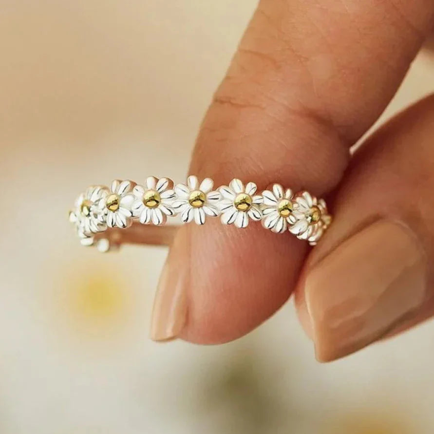 Magdalena – Hand-Painted Enamel Daisy Ring