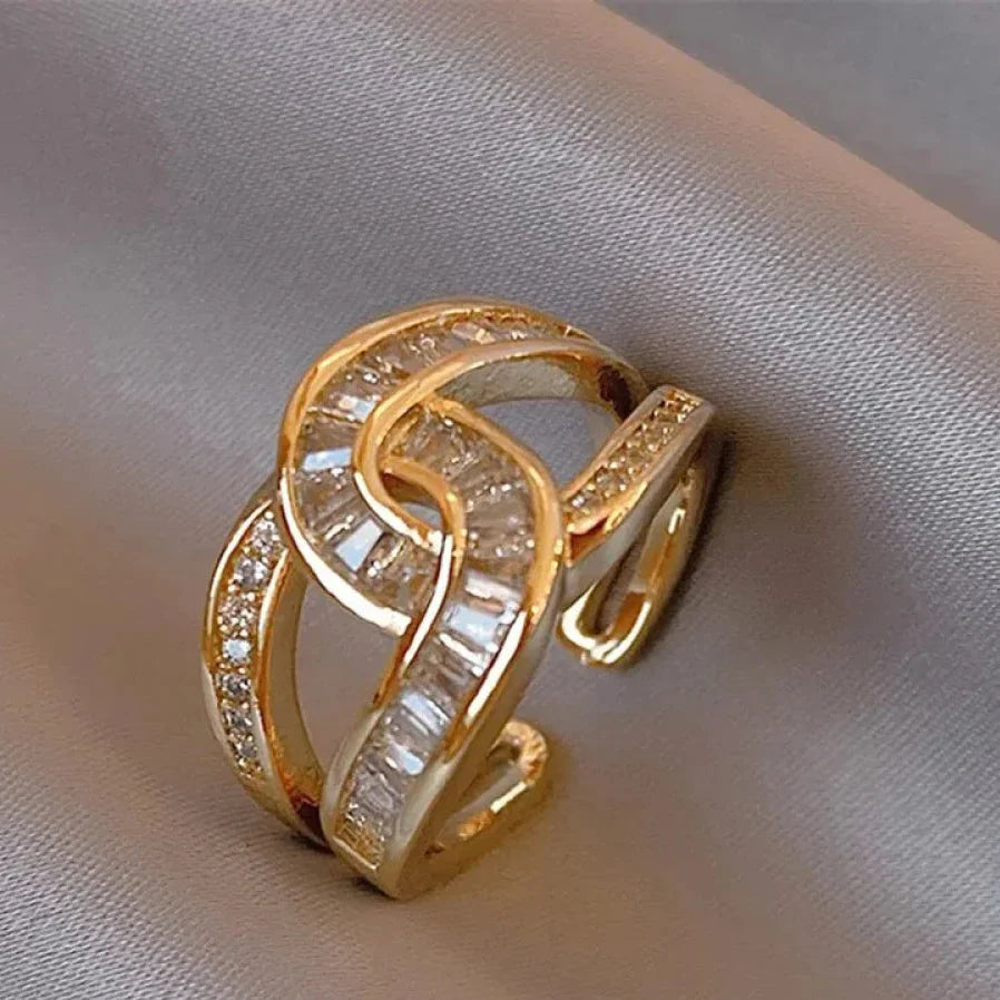 Tindra - Knotted Elegant Ring