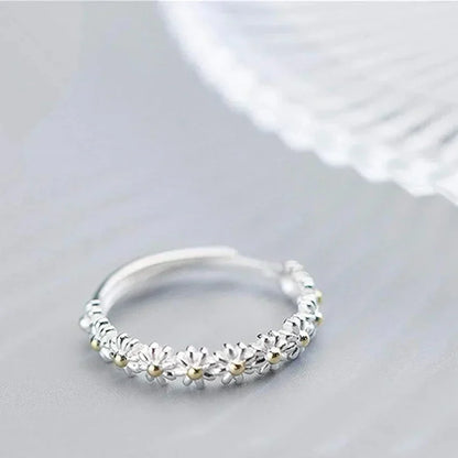 Magdalena –  Hand-Painted Enamel Daisy Ring