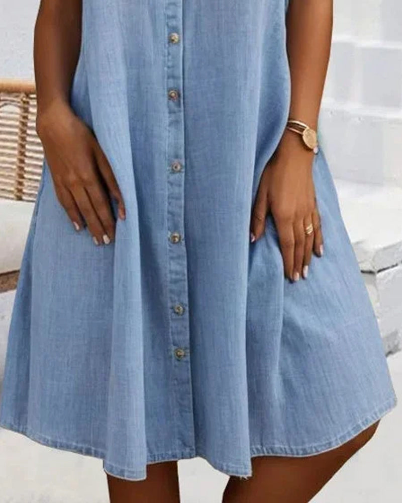 Elegant vintage dress with short sleeves, collar, and buttons