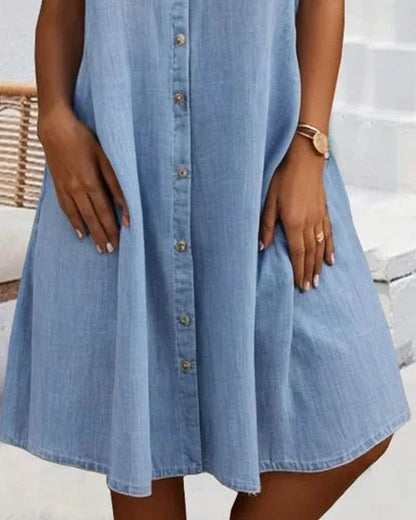 Elegant vintage dress with short sleeves, collar, and buttons